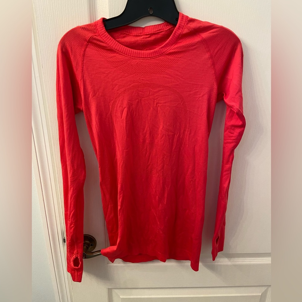 EUC, Lululemon long sleeve workout shirt, small